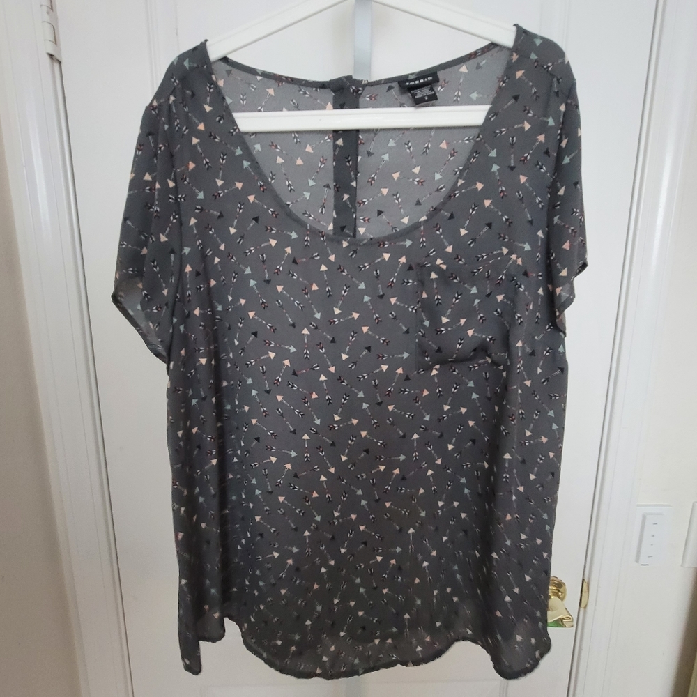 Torrid Arrow Pattern Top Size 2 - image 3